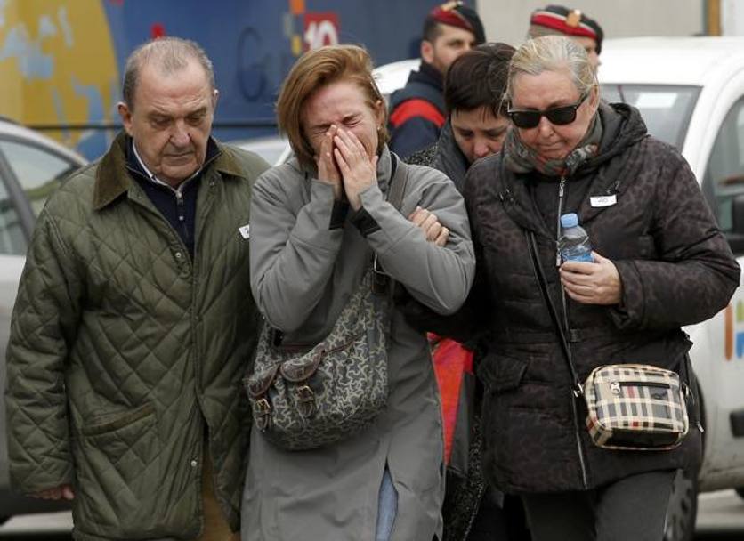 Il dolore dei familiari delle vittime. Nello schianto hanno perso la vita, stando a quanto detto finora, 150 persone, 144 passeggeri e sei membri dell&#39;equipaggio. (Reuters)